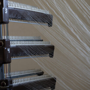 Vävaren i Båstad fabrik närbild på lin/linne