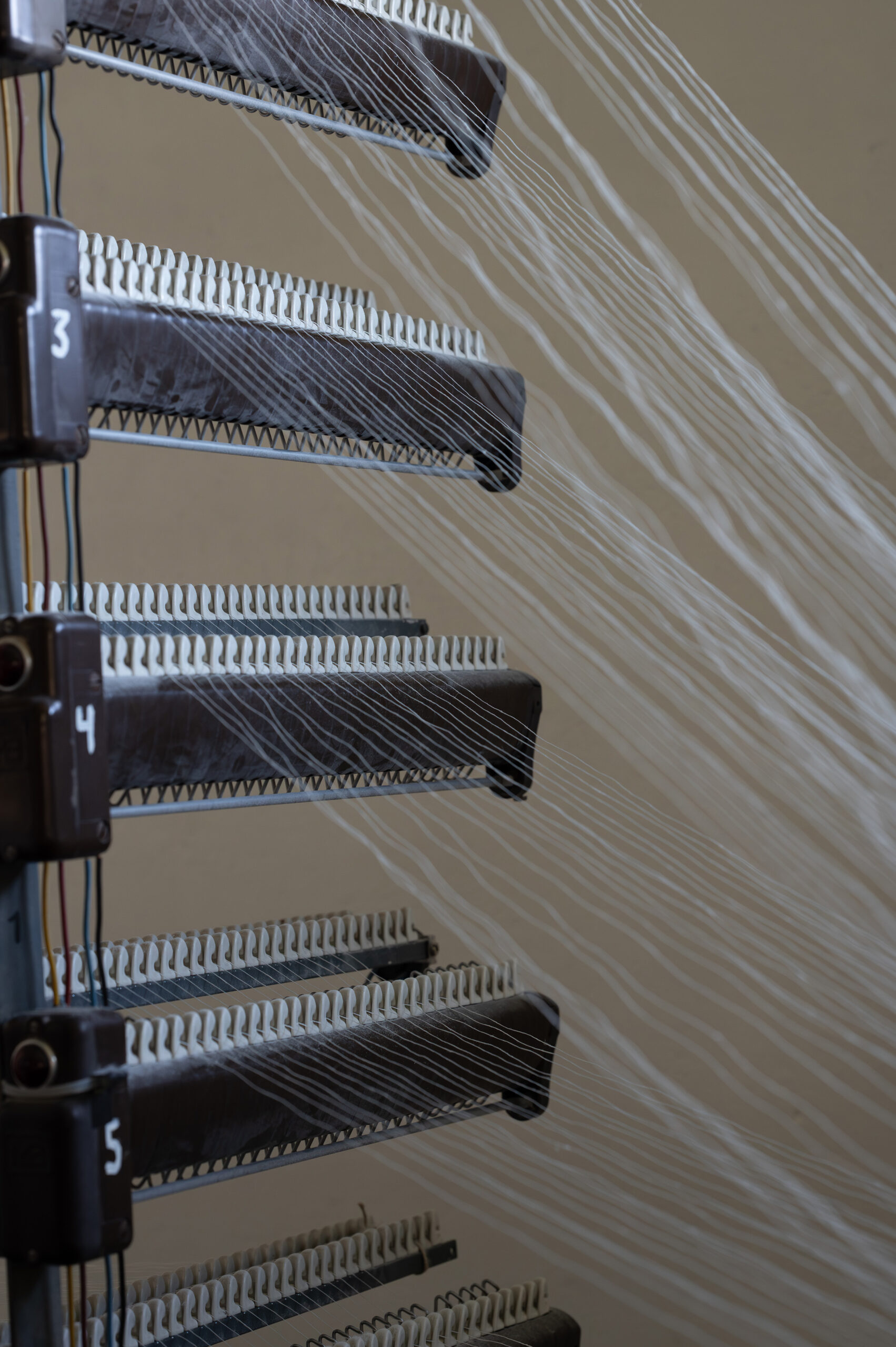 Vävaren i Båstad fabrik närbild på lin/linne