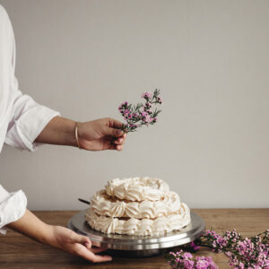 HEIROL rotating cake stand in use, capturing the feeling of cooking at home
