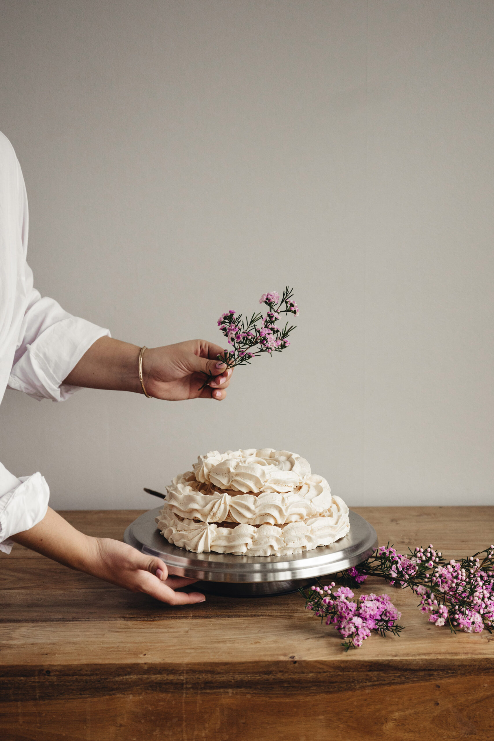HEIROL rotating cake stand in use, capturing the feeling of cooking at home